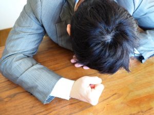 うな垂れるサラリーマン